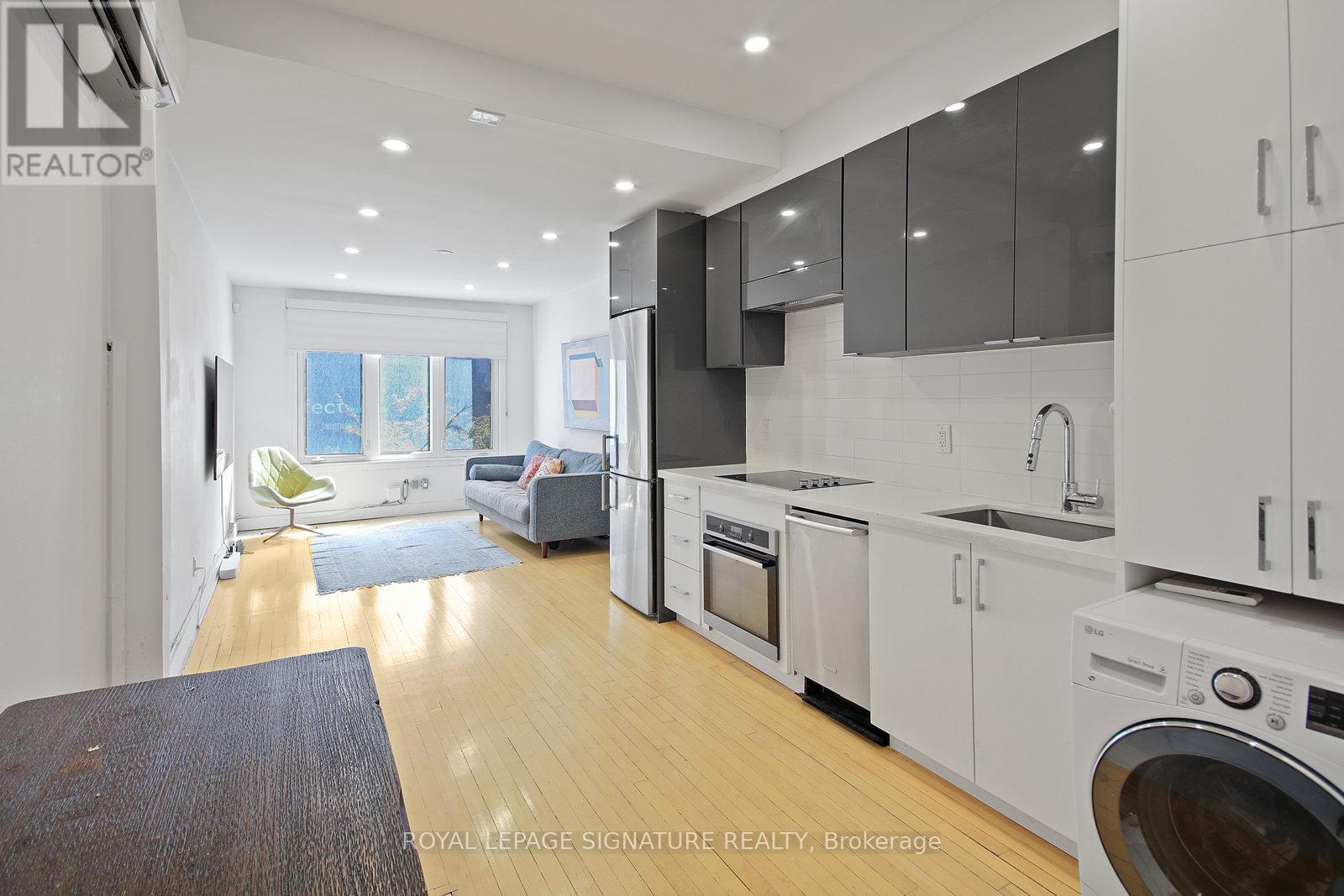Photo 4 of Upper 1048 Queen Street W, Toronto ON