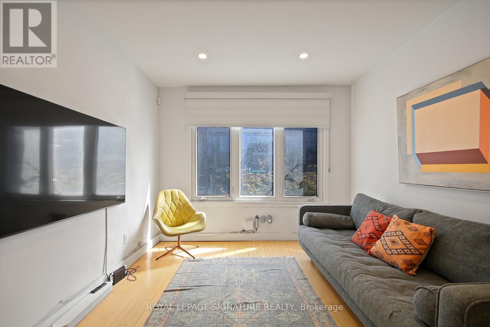 Photo 6 of Upper 1048 Queen Street W, Toronto ON
