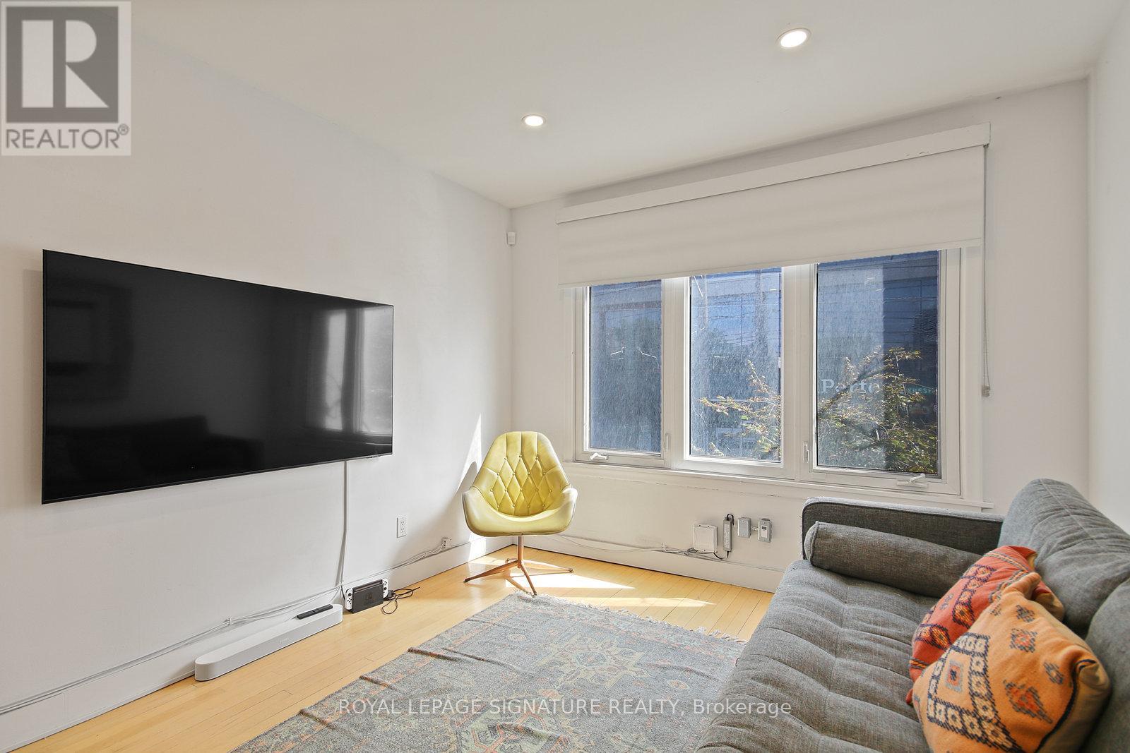 Photo 7 of Upper 1048 Queen Street W, Toronto ON