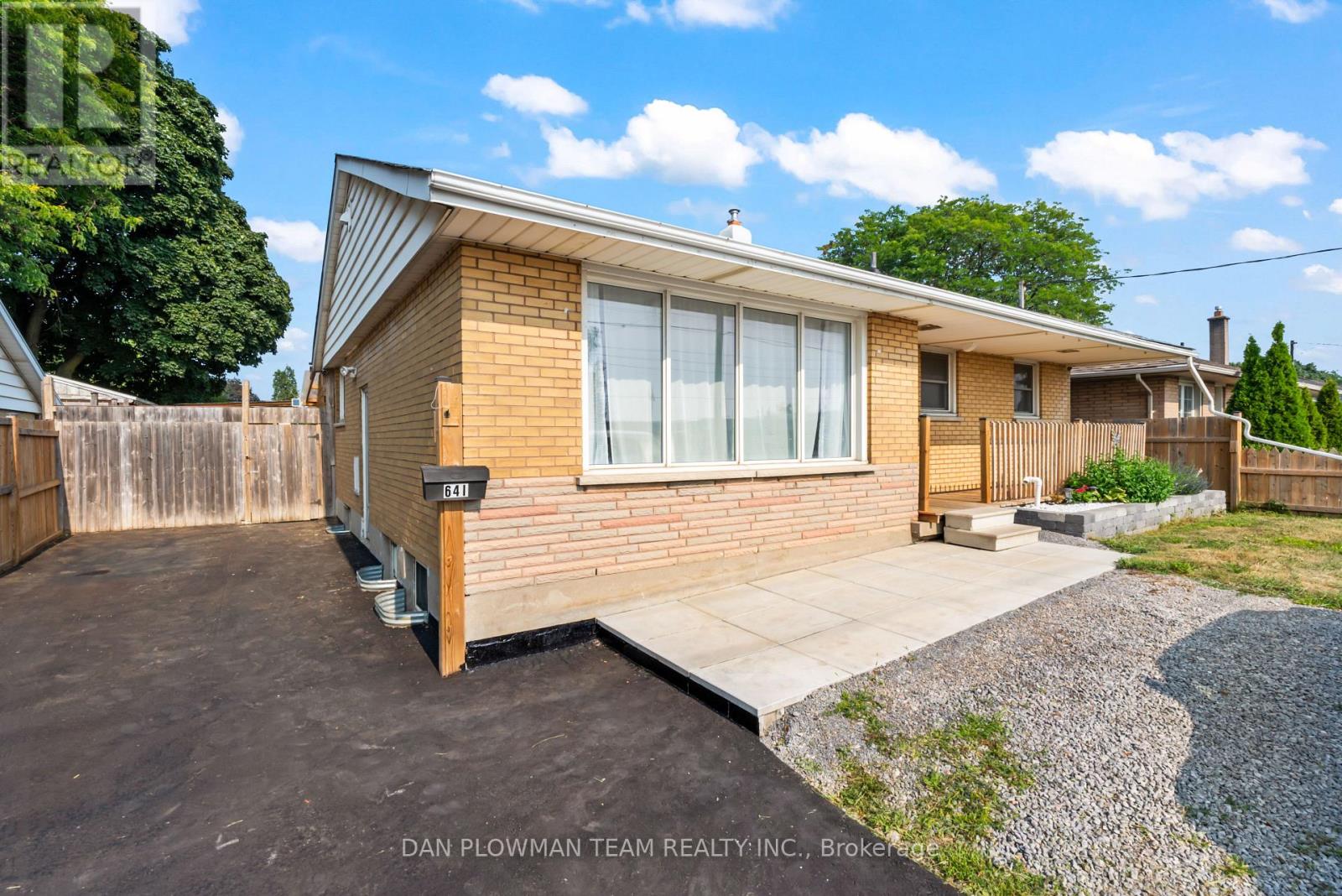 Photo 2 of 641 Stevenson Road N, Oshawa ON