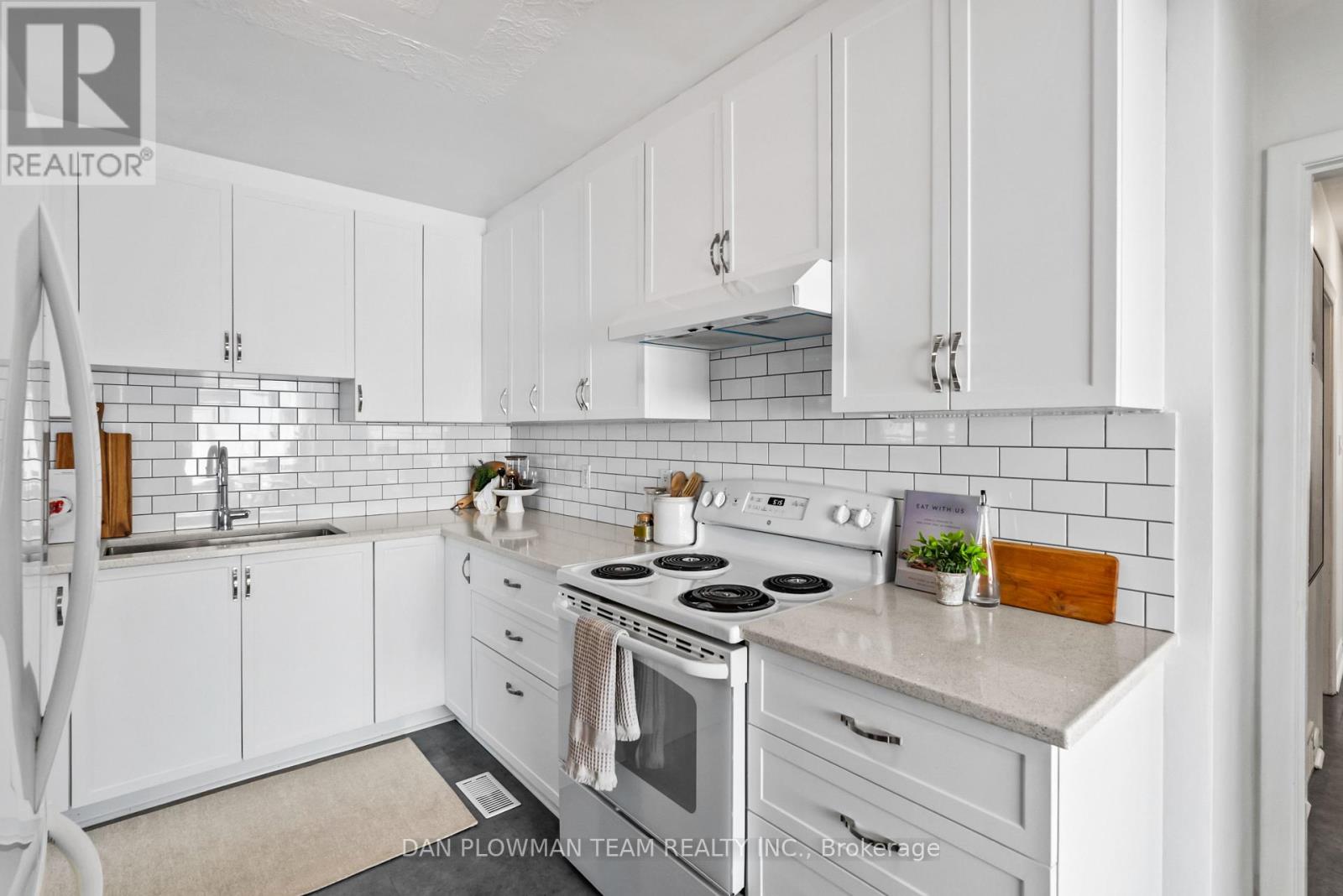 Photo 8 of 641 Stevenson Road N, Oshawa ON