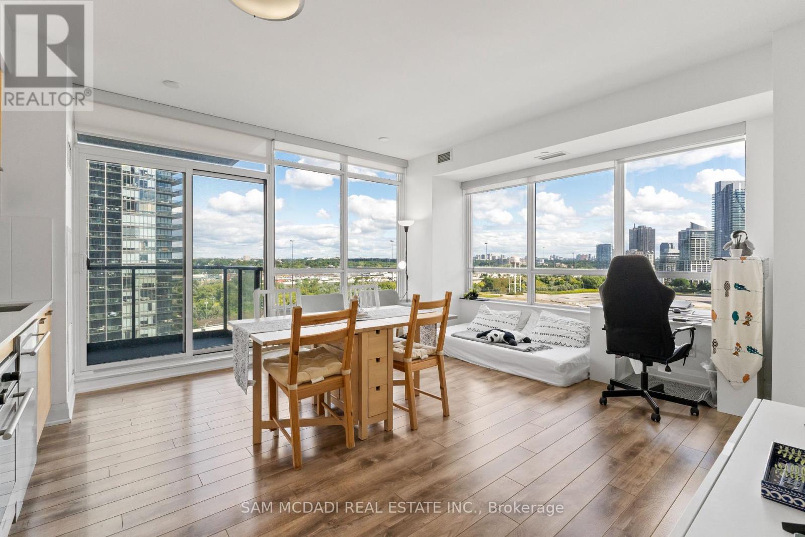 Photo 2 of 1109 36 Park Lawn Road, Toronto ON