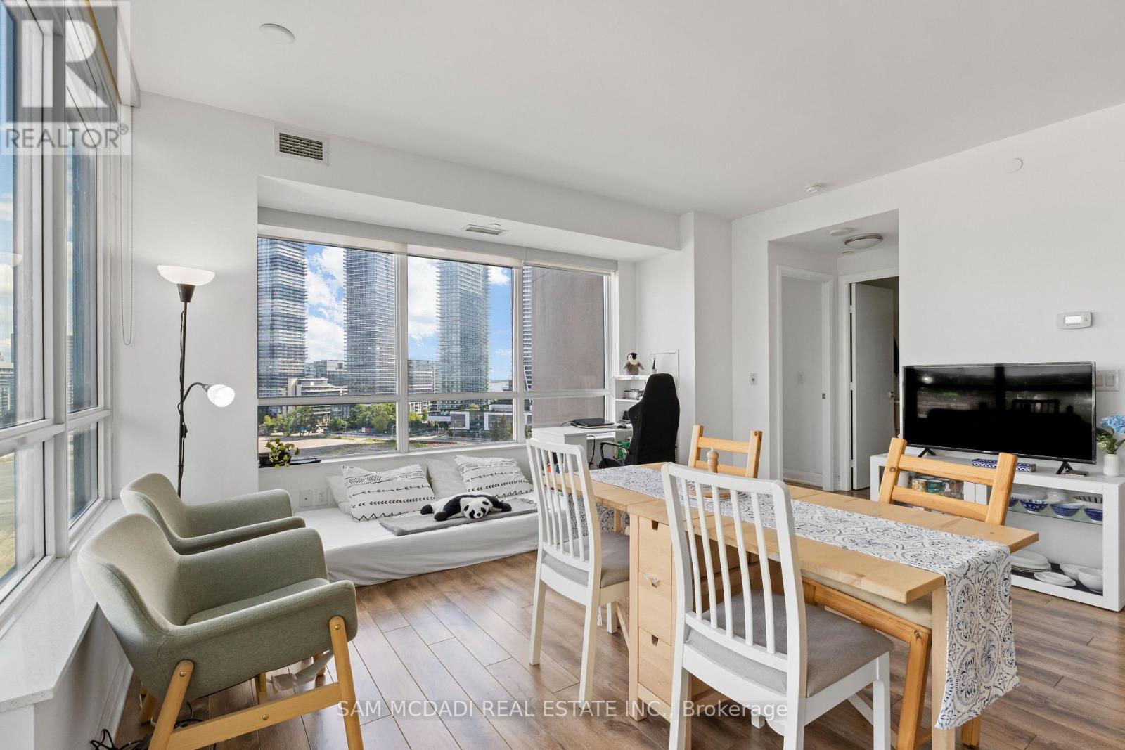 Photo 3 of 1109 36 Park Lawn Road, Toronto ON