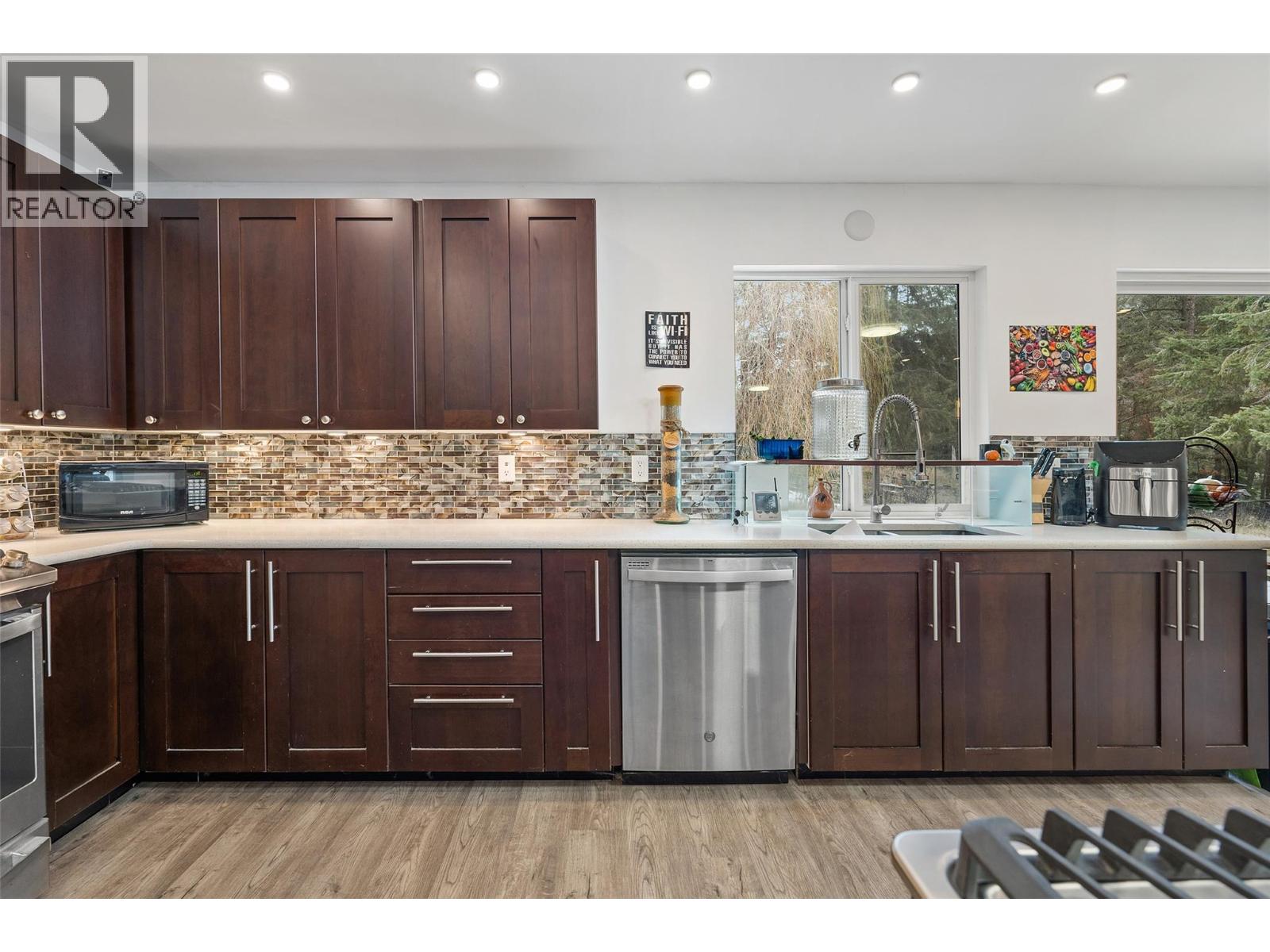 3023 Highway 3, Hedley