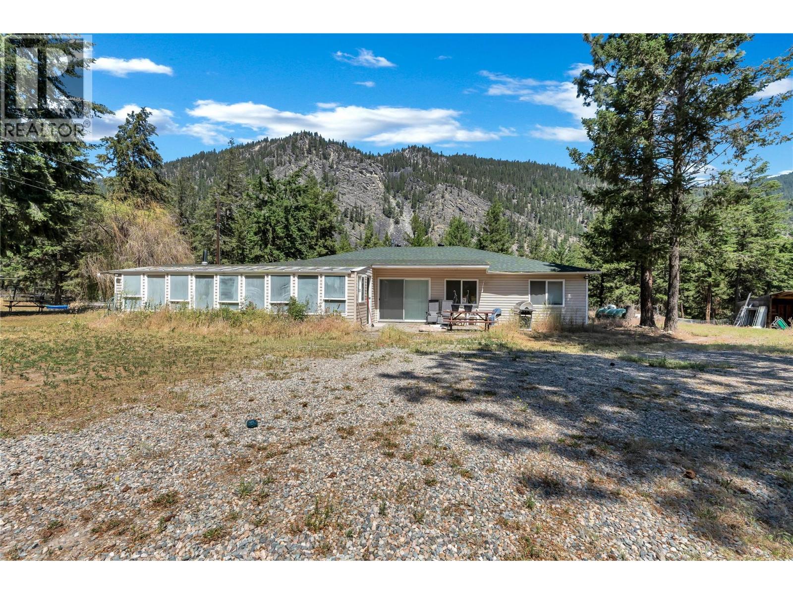 3023 Highway 3, Hedley