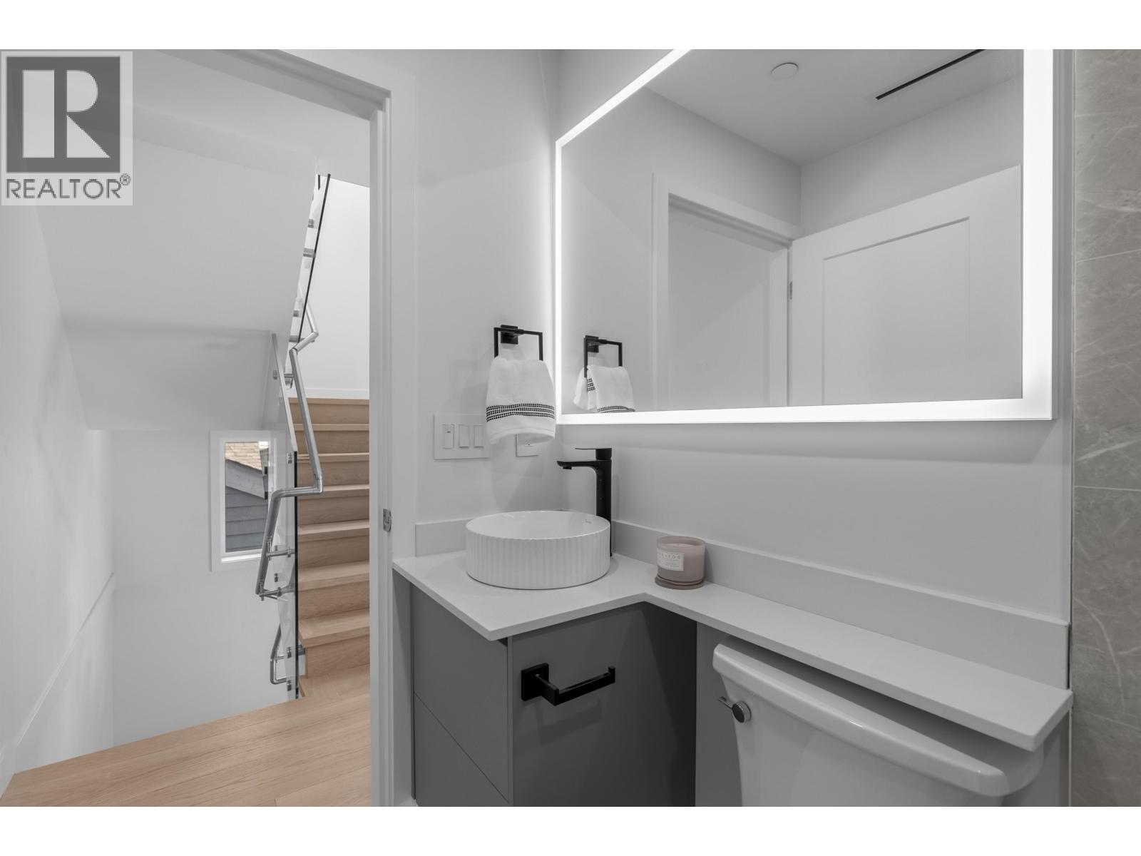 Photo 10 of 1 4215 W 13 Th Avenue, Vancouver BC