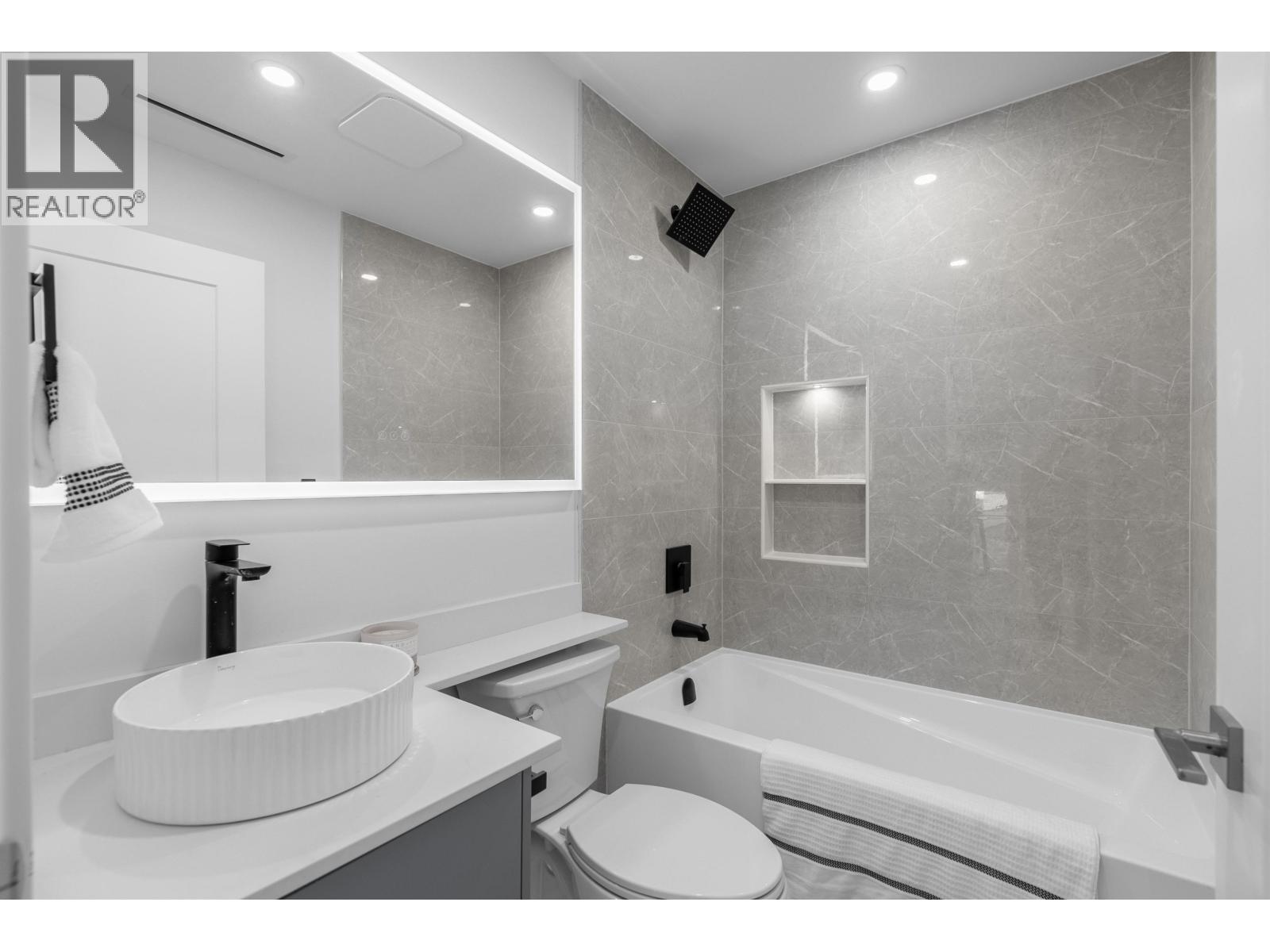 Photo 9 of 1 4215 W 13 Th Avenue, Vancouver BC