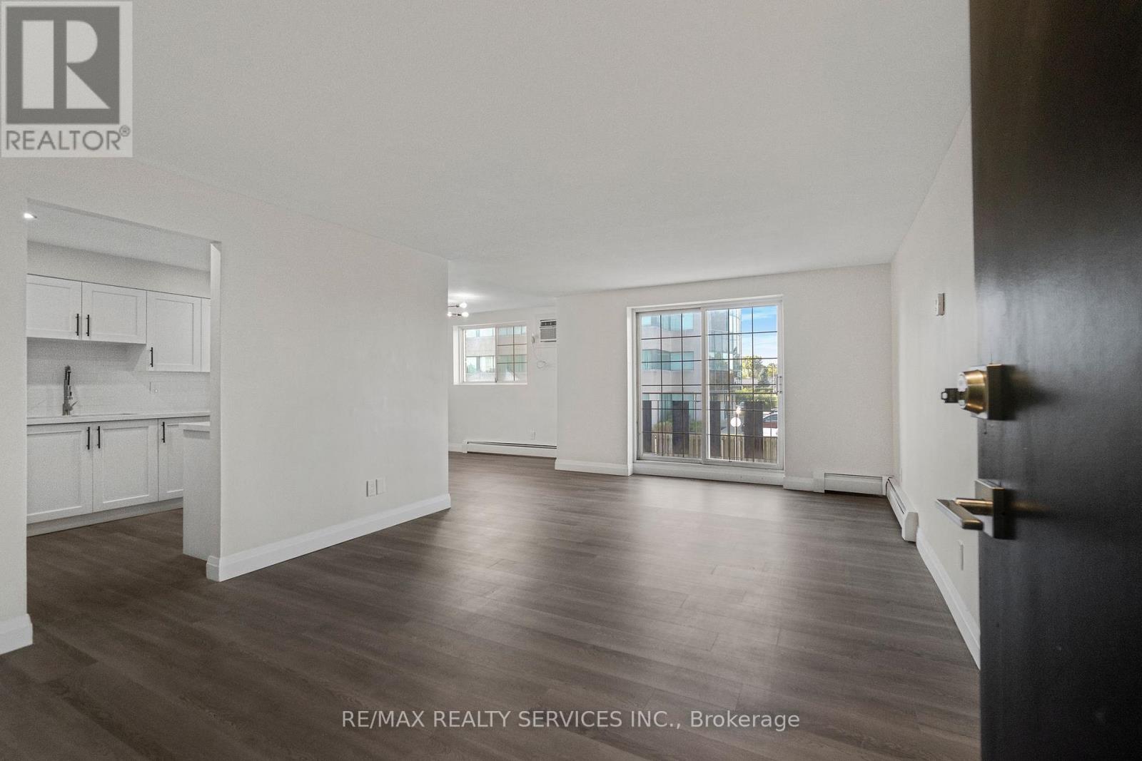 Photo 4 of 202 4218 Portage Road, Niagara Falls ON