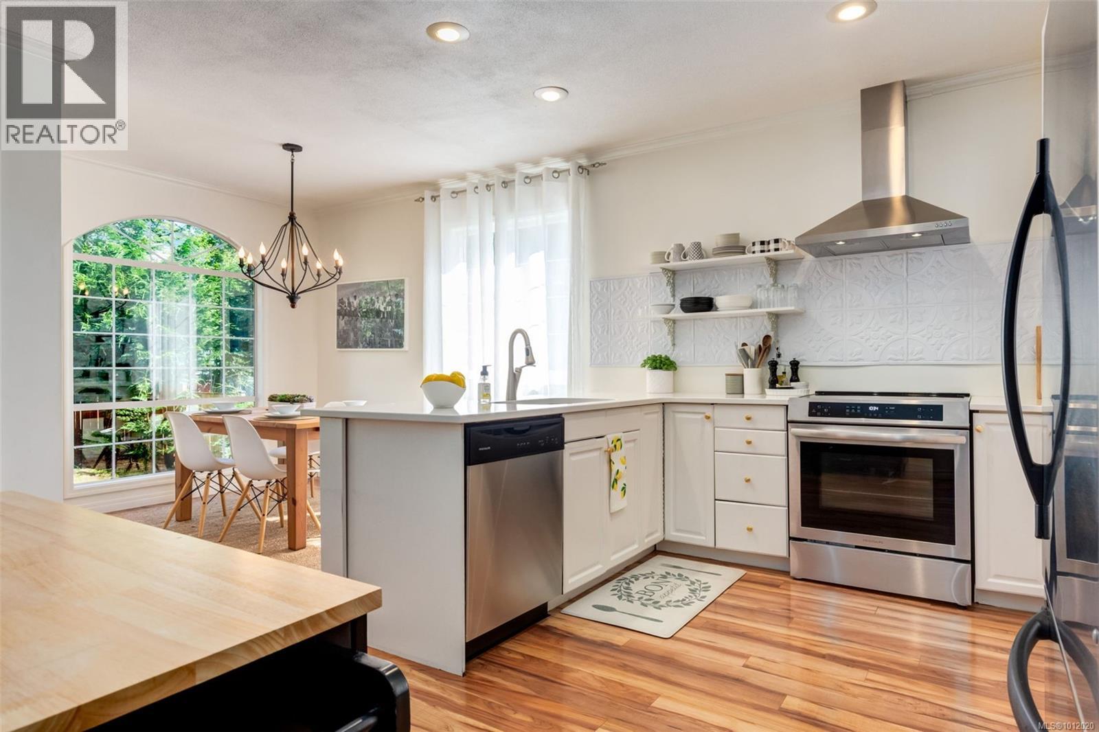 Photo 11 of 536 Bradley St, Nanaimo BC