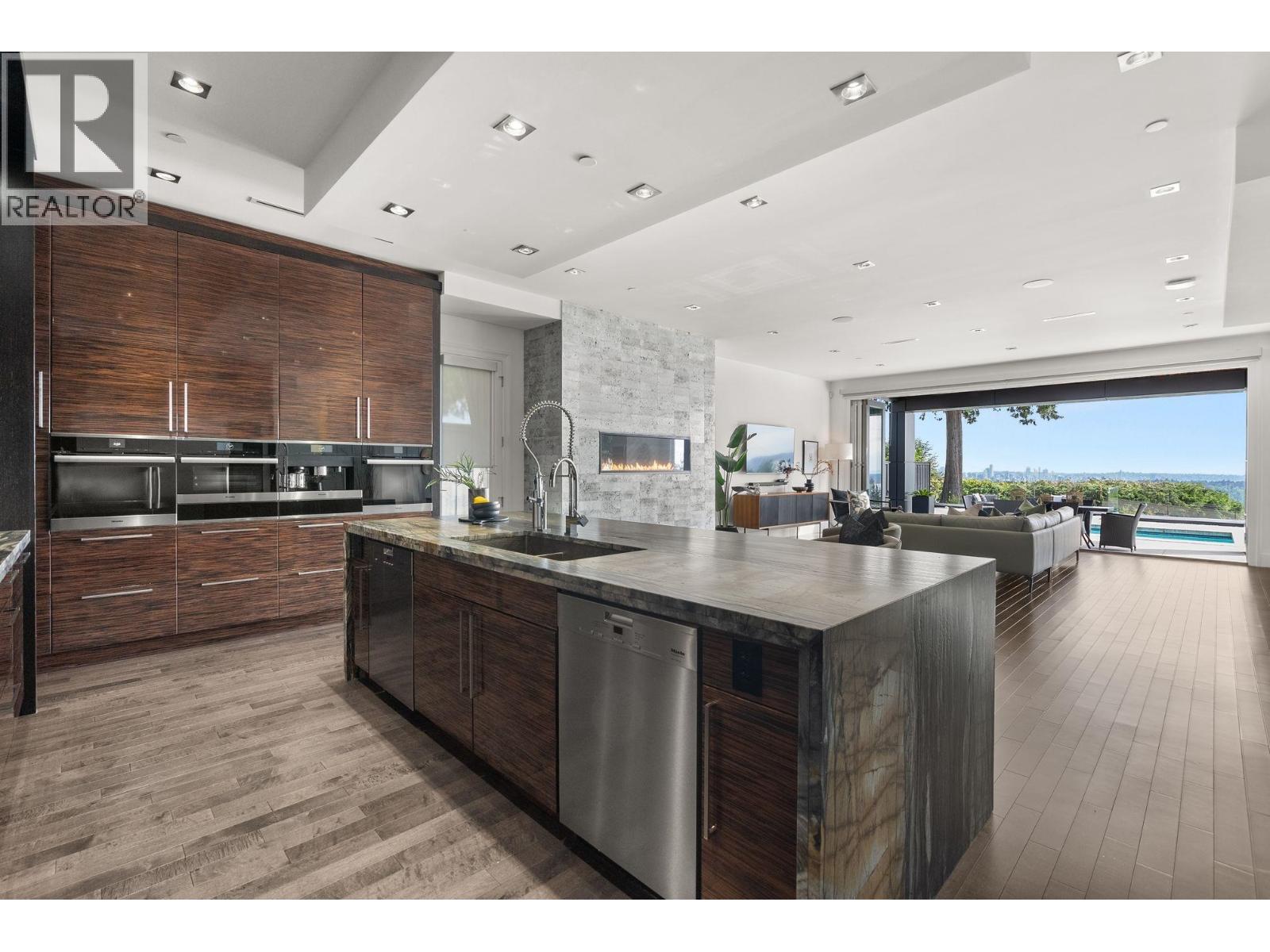 1265 QUEENS AVENUE, West Vancouver