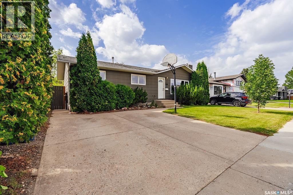 Photo 2 of 243 Roborecki Crescent, Saskatoon SK
