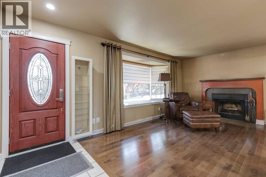 Photo 3 of 419 Woodland Crescent Se, Calgary AB