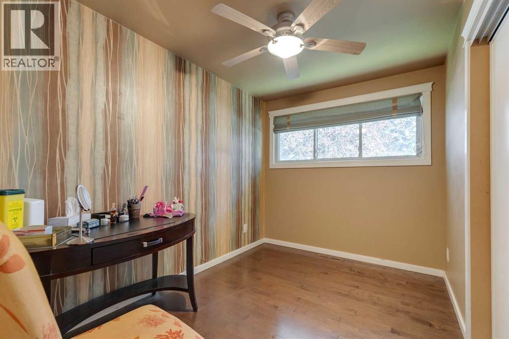 Photo 15 of 419 Woodland Crescent Se, Calgary AB