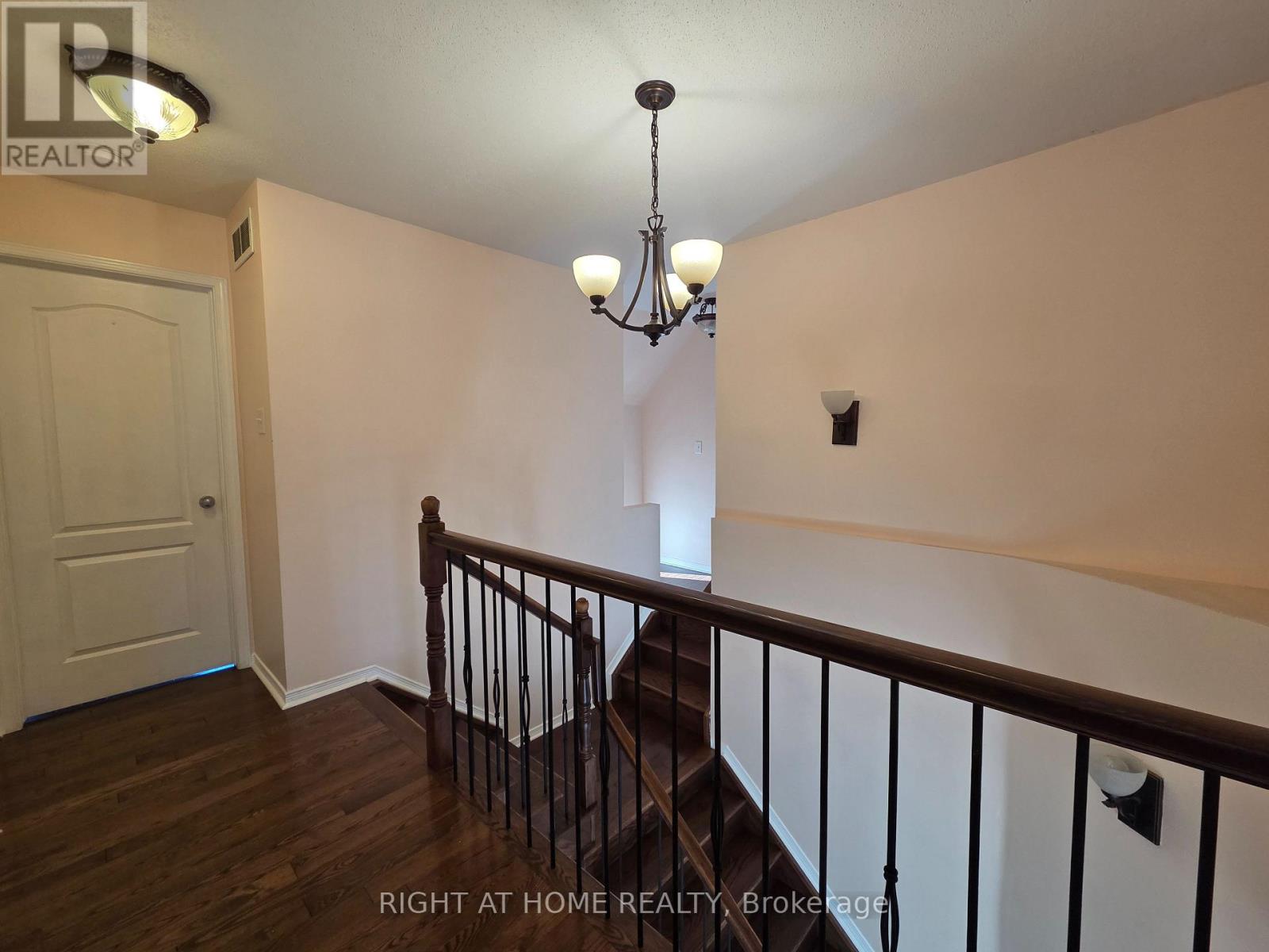 Photo 13 of 239 Highpointe Crescent, Ottawa ON
