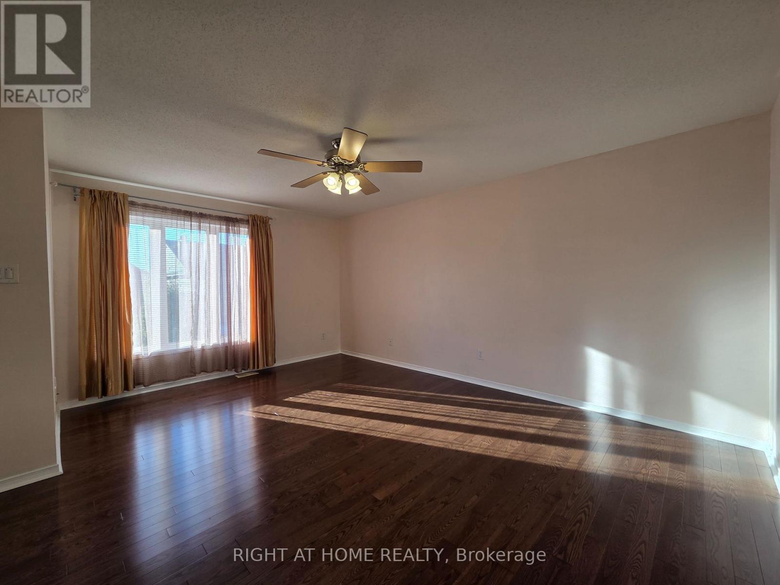 Photo 14 of 239 Highpointe Crescent, Ottawa ON
