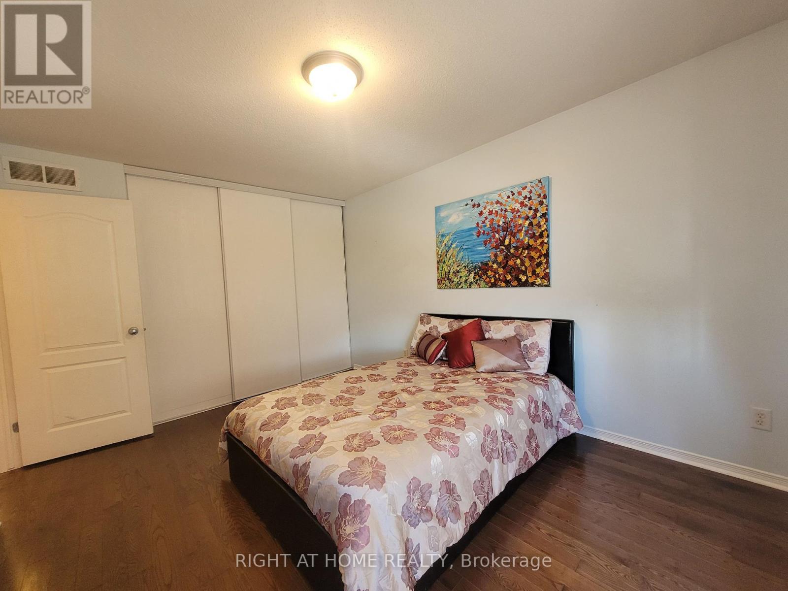 Photo 21 of 239 Highpointe Crescent, Ottawa ON