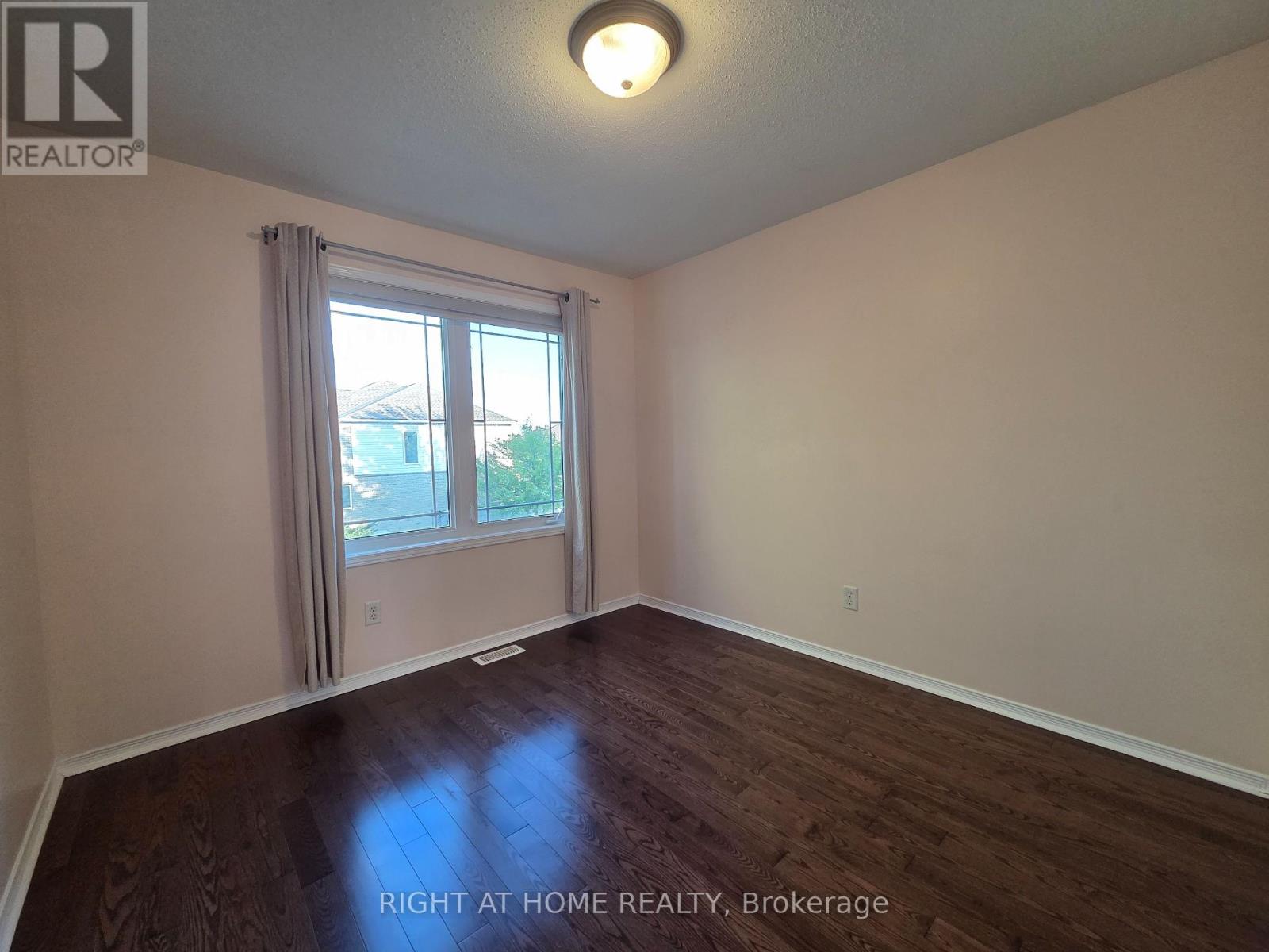 Photo 23 of 239 Highpointe Crescent, Ottawa ON