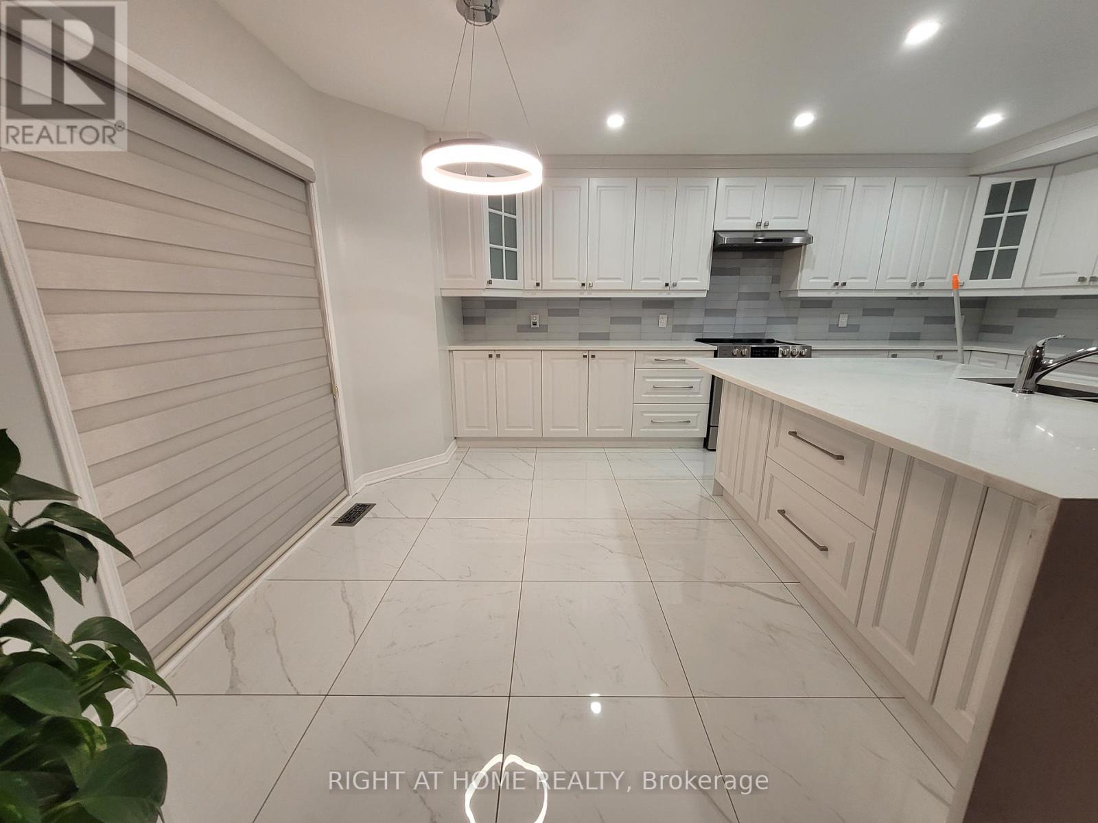 Photo 8 of 239 Highpointe Crescent, Ottawa ON