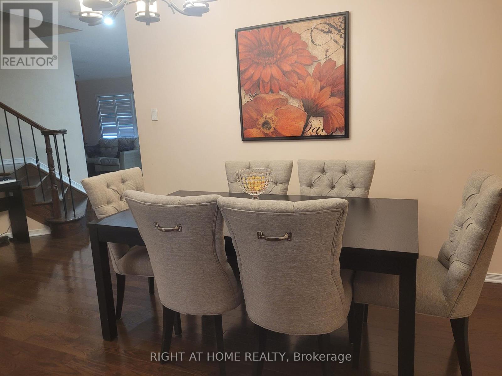 Photo 9 of 239 Highpointe Crescent, Ottawa ON
