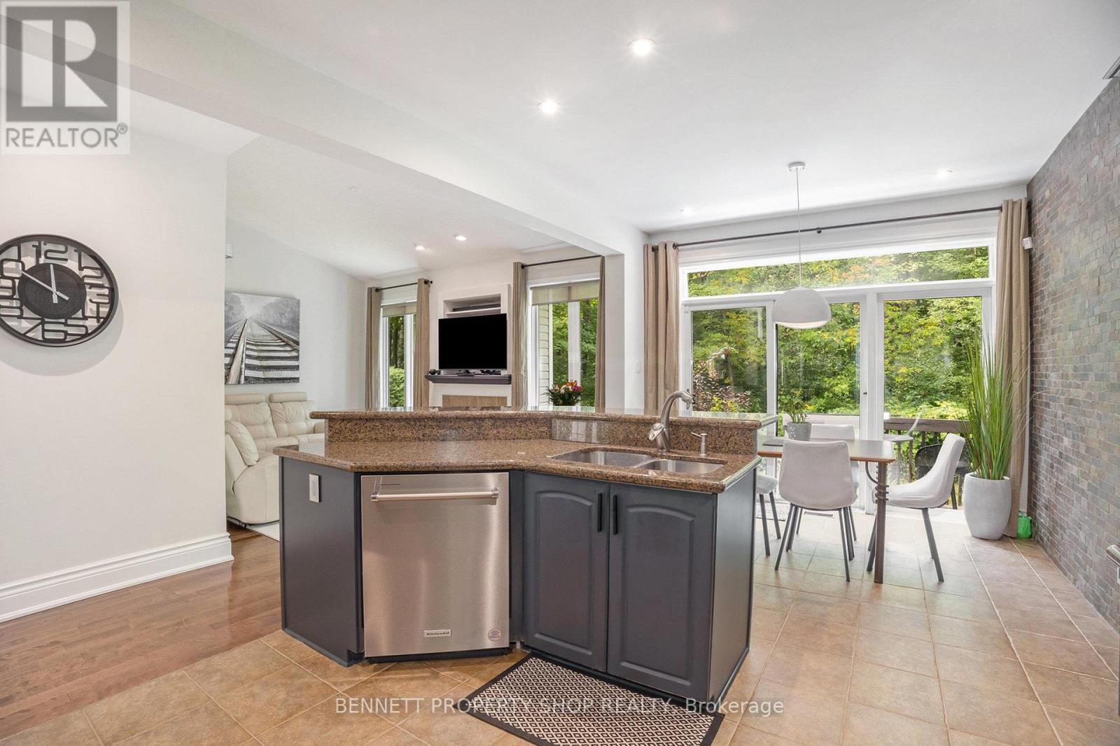 Photo 12 of 5885 Gladewoods Place, Ottawa ON