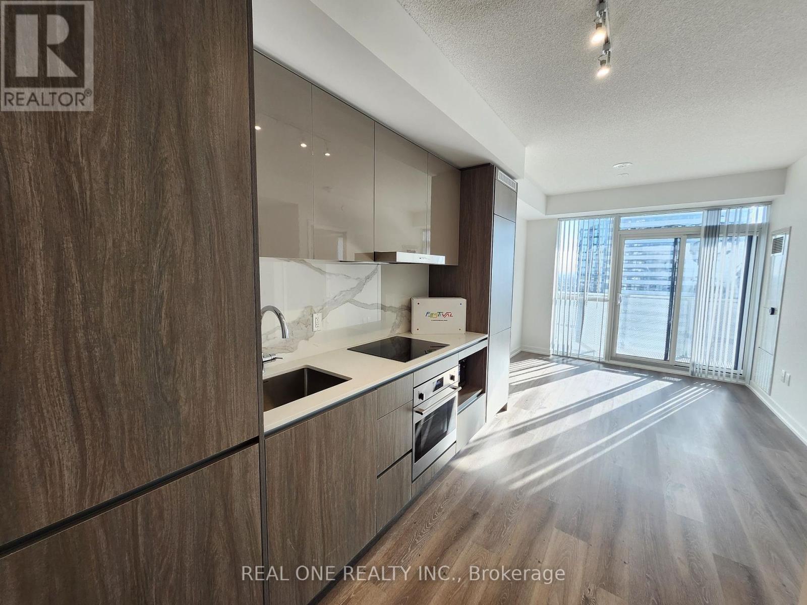 Photo 4 of 4116 28 Interchange Way, Vaughan ON