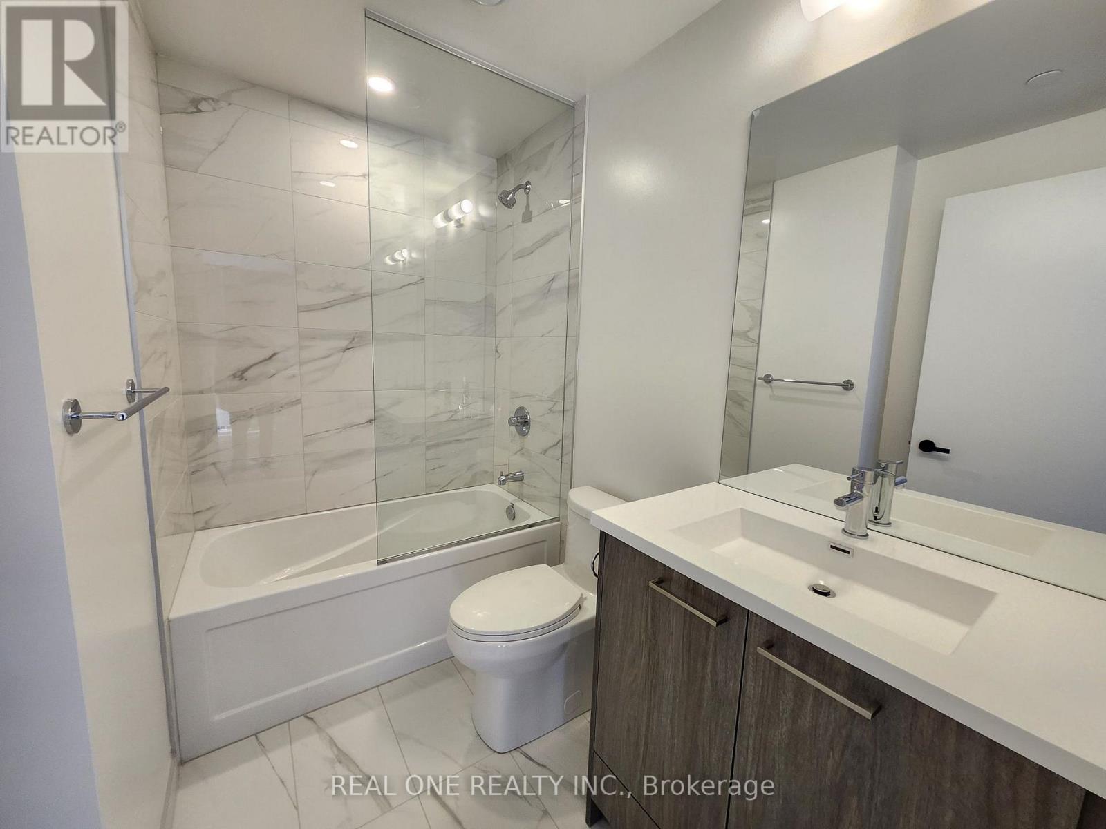 Photo 11 of 4116 28 Interchange Way, Vaughan ON
