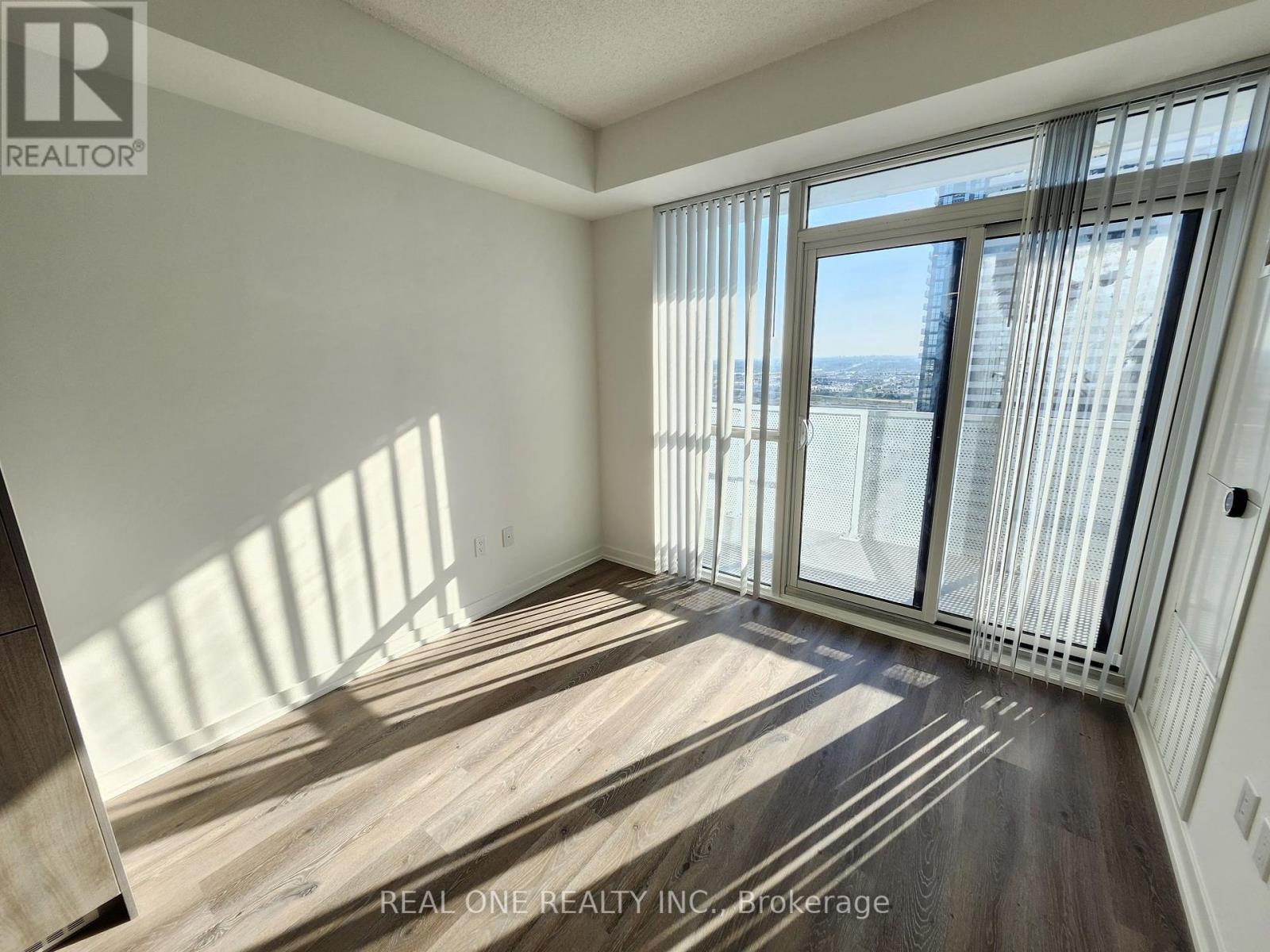 Photo 12 of 4116 28 Interchange Way, Vaughan ON