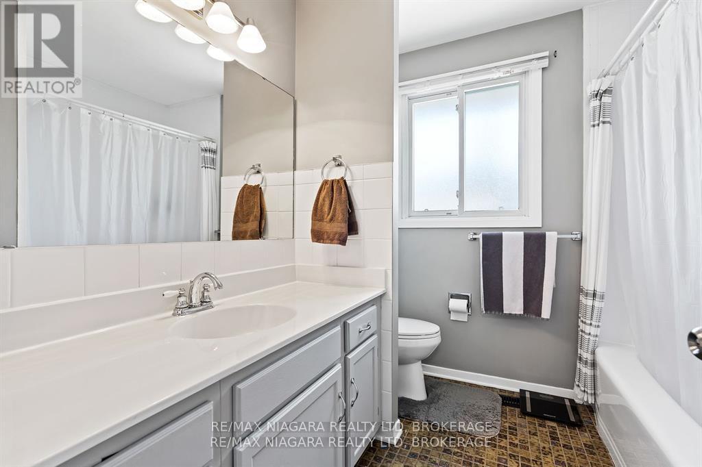 Photo 13 of 36 Bendingroad Crescent, St Catharines ON