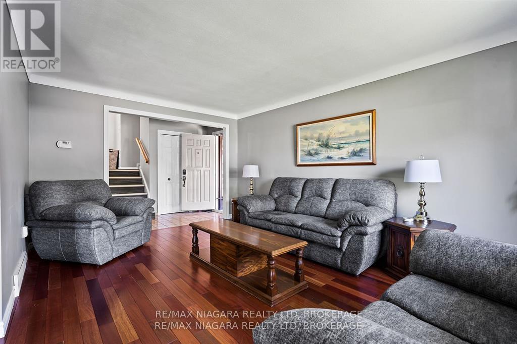 Photo 3 of 36 Bendingroad Crescent, St Catharines ON