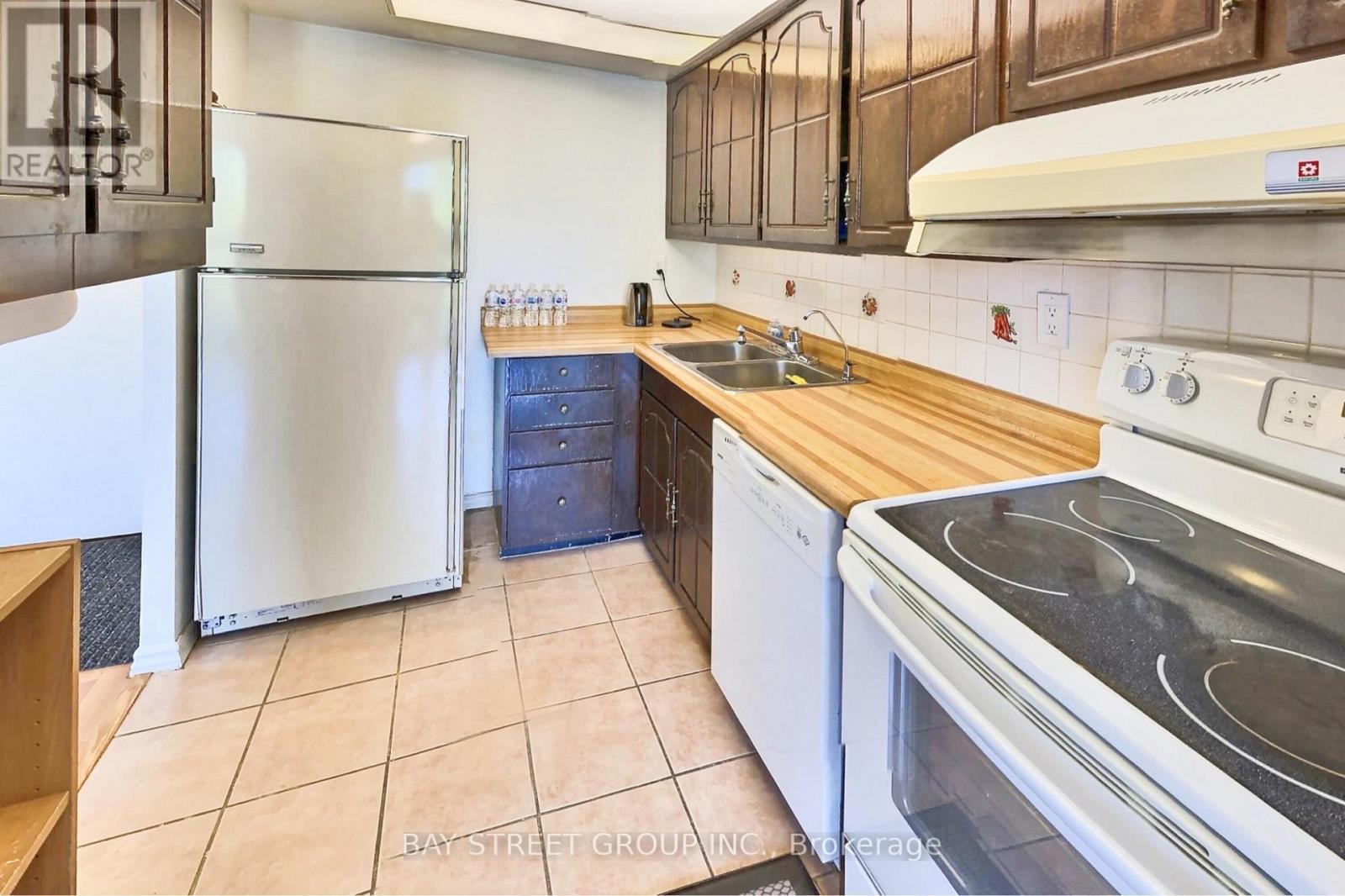 Photo 6 of 285 165 Cherokee Boulevard, Toronto ON