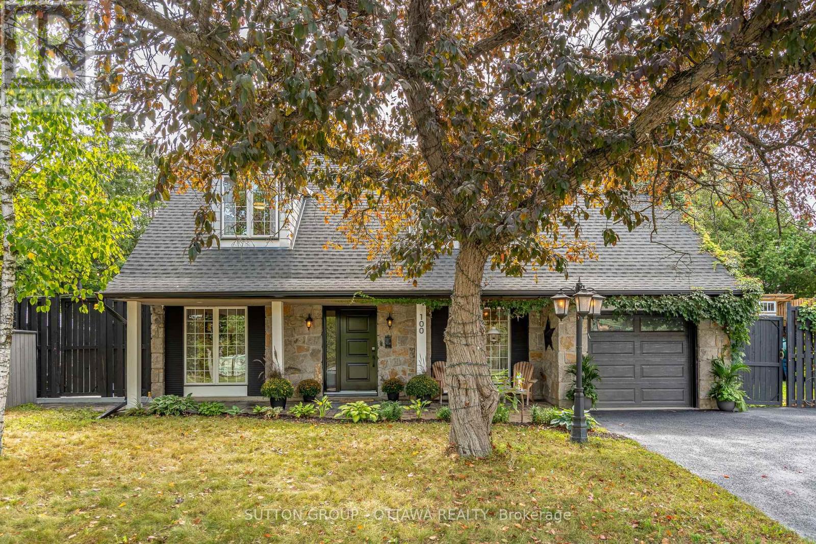 Photo 3 of 100 Monterey Drive, Ottawa ON