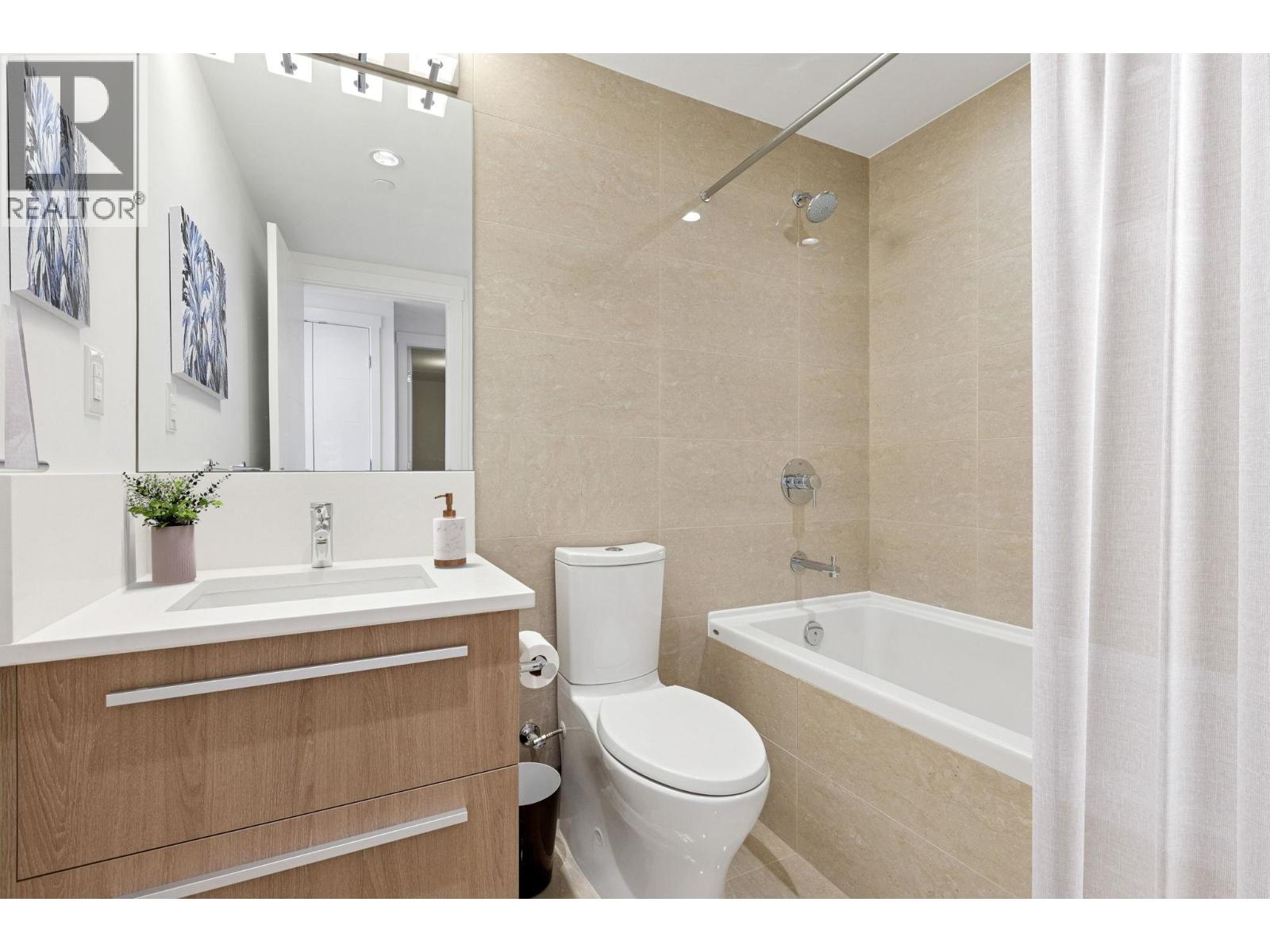 Photo 14 of 609 2780 Valley Centre Avenue, North Vancouver BC