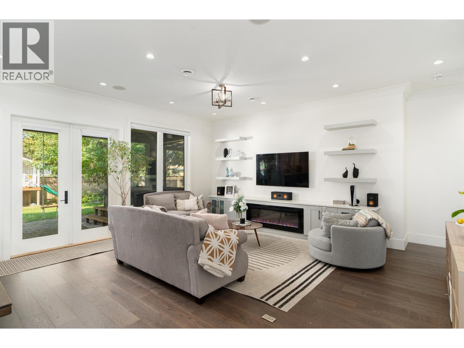 8631 ODLIN Crescent, Richmond