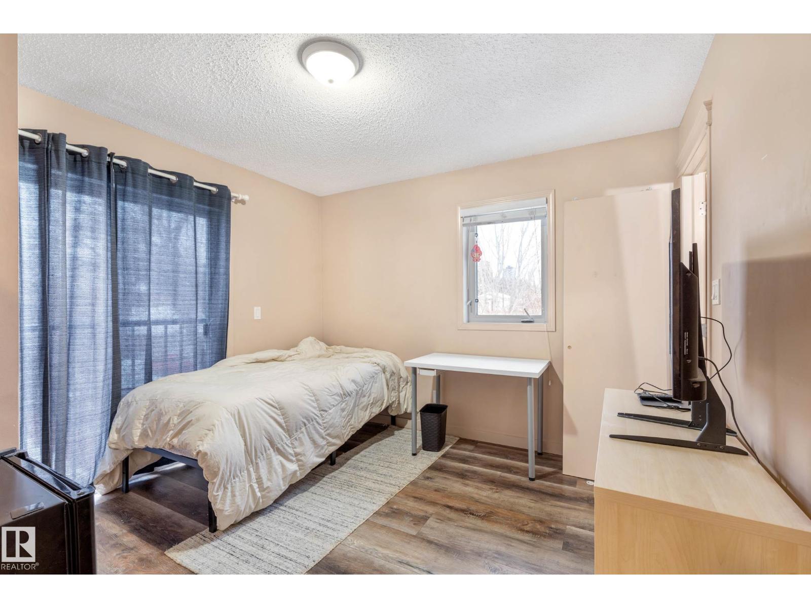 Photo 11 of 7712 110 St Nw, Edmonton AB