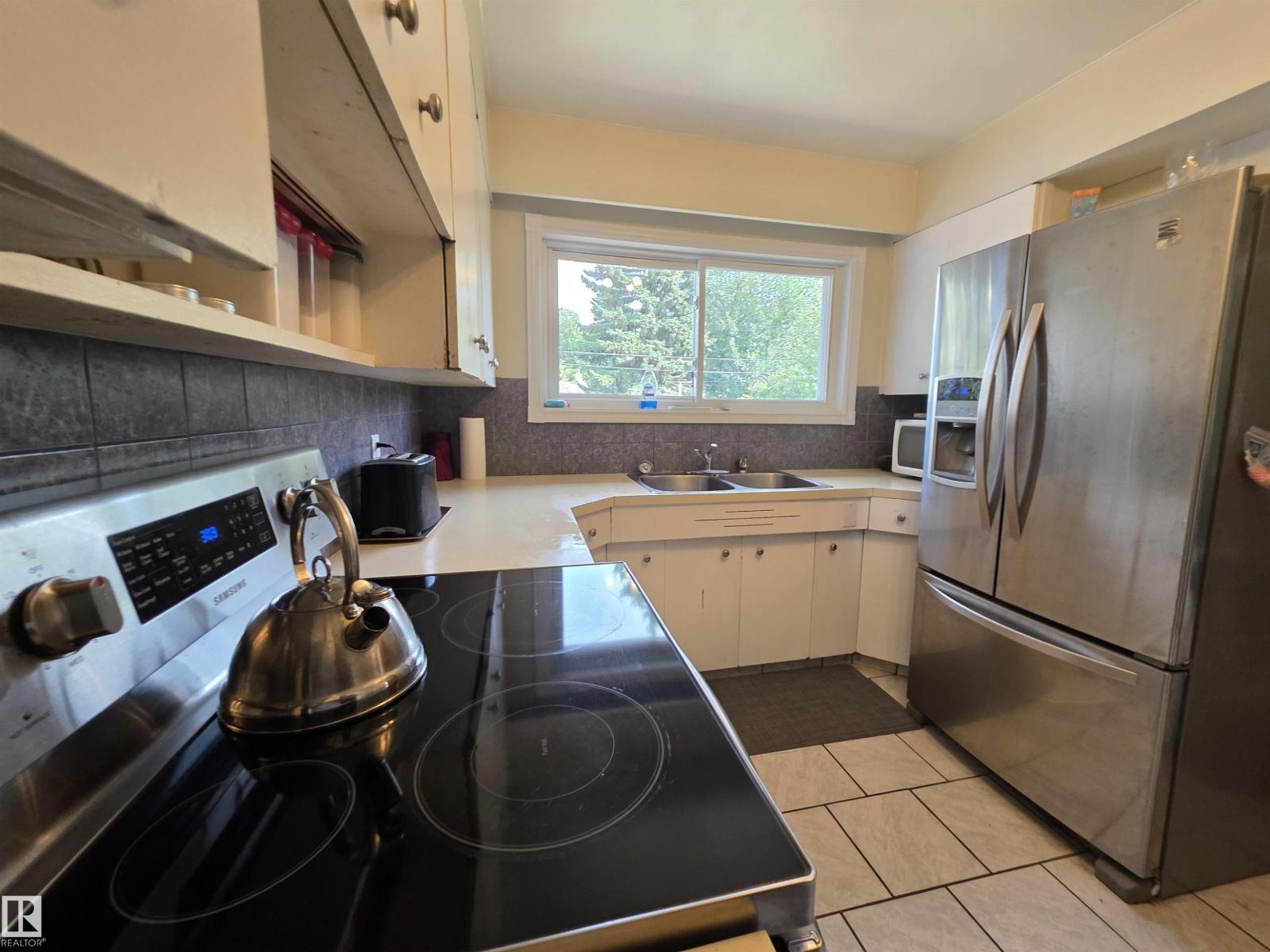 Photo 9 of 11933 50 St Nw, Edmonton AB