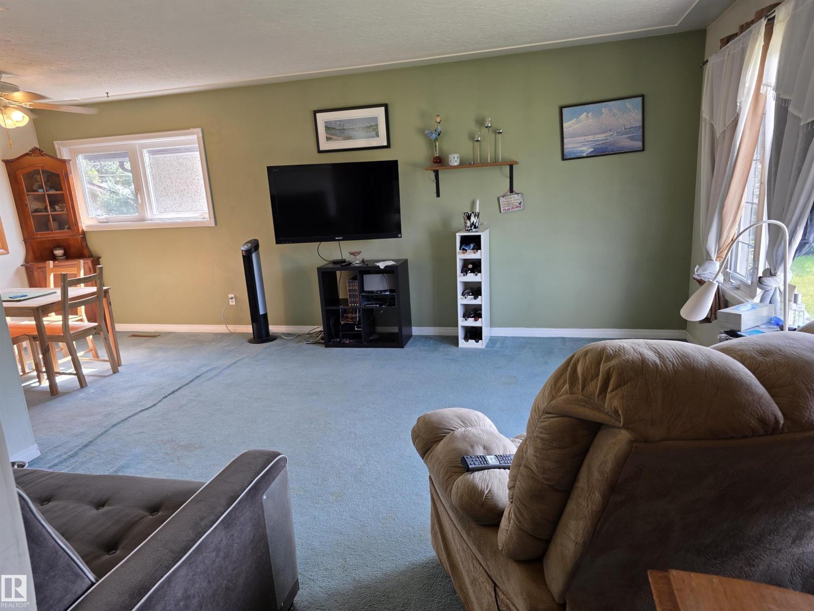 Photo 5 of 11933 50 St Nw, Edmonton AB