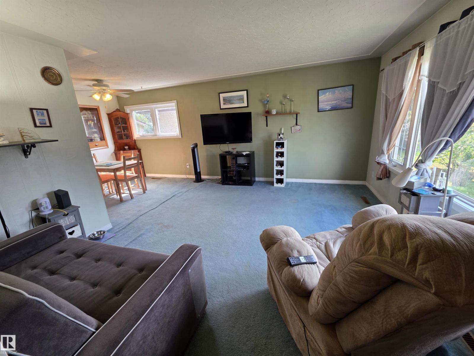 Photo 3 of 11933 50 St Nw, Edmonton AB