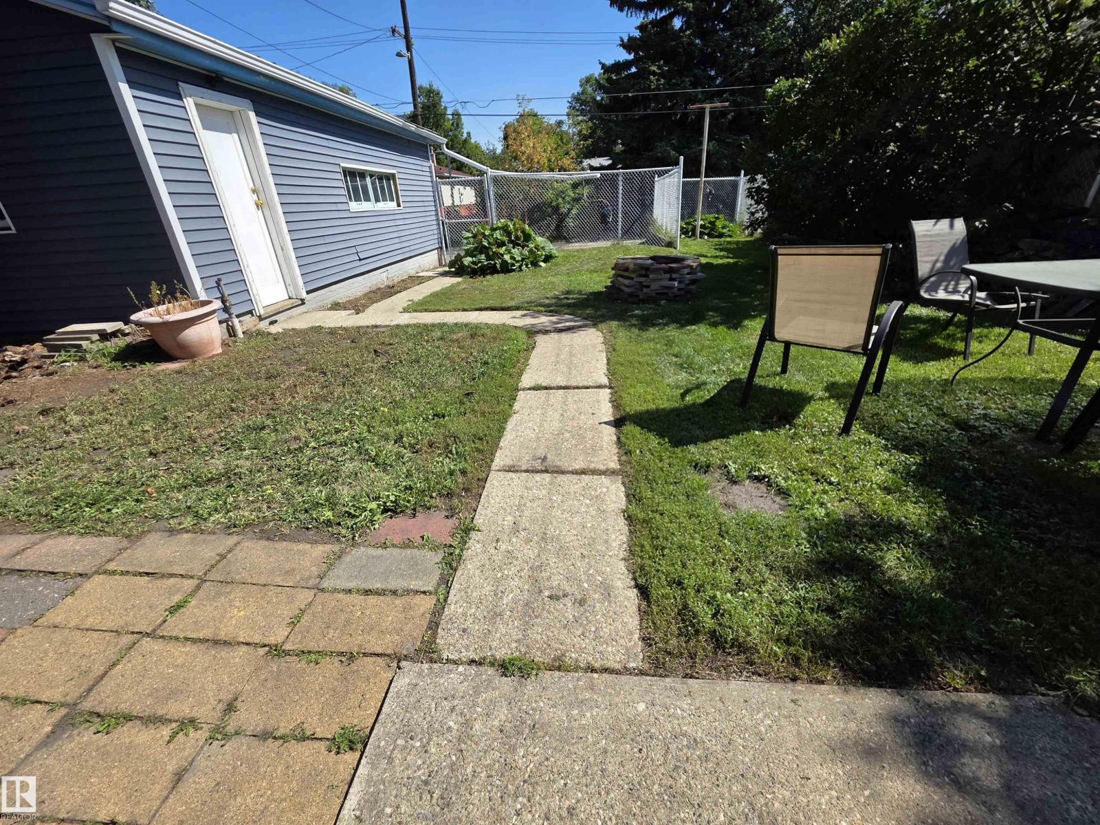 Photo 25 of 11933 50 St Nw, Edmonton AB