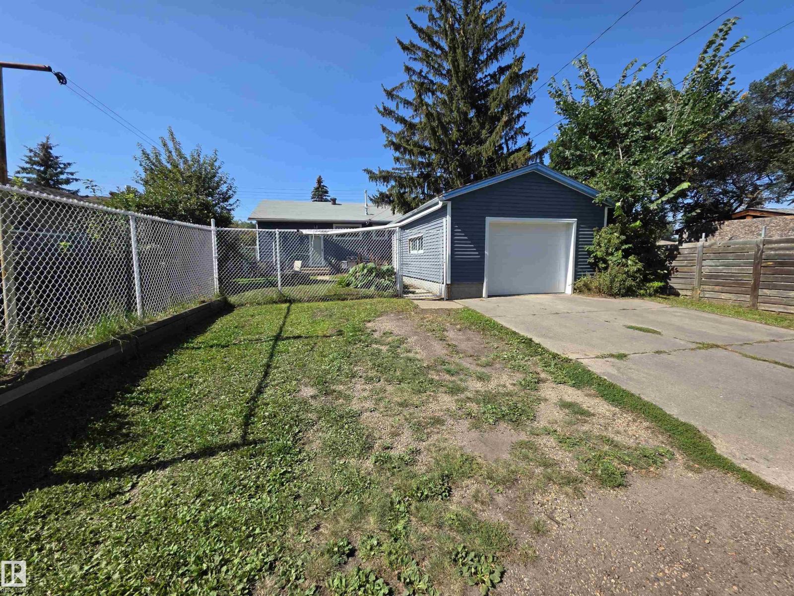 Photo 26 of 11933 50 St Nw, Edmonton AB