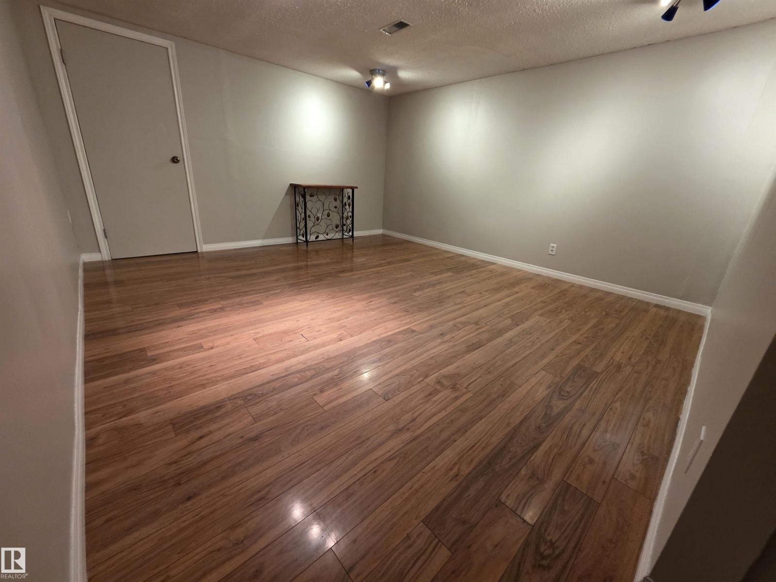 Photo 17 of 11933 50 St Nw, Edmonton AB