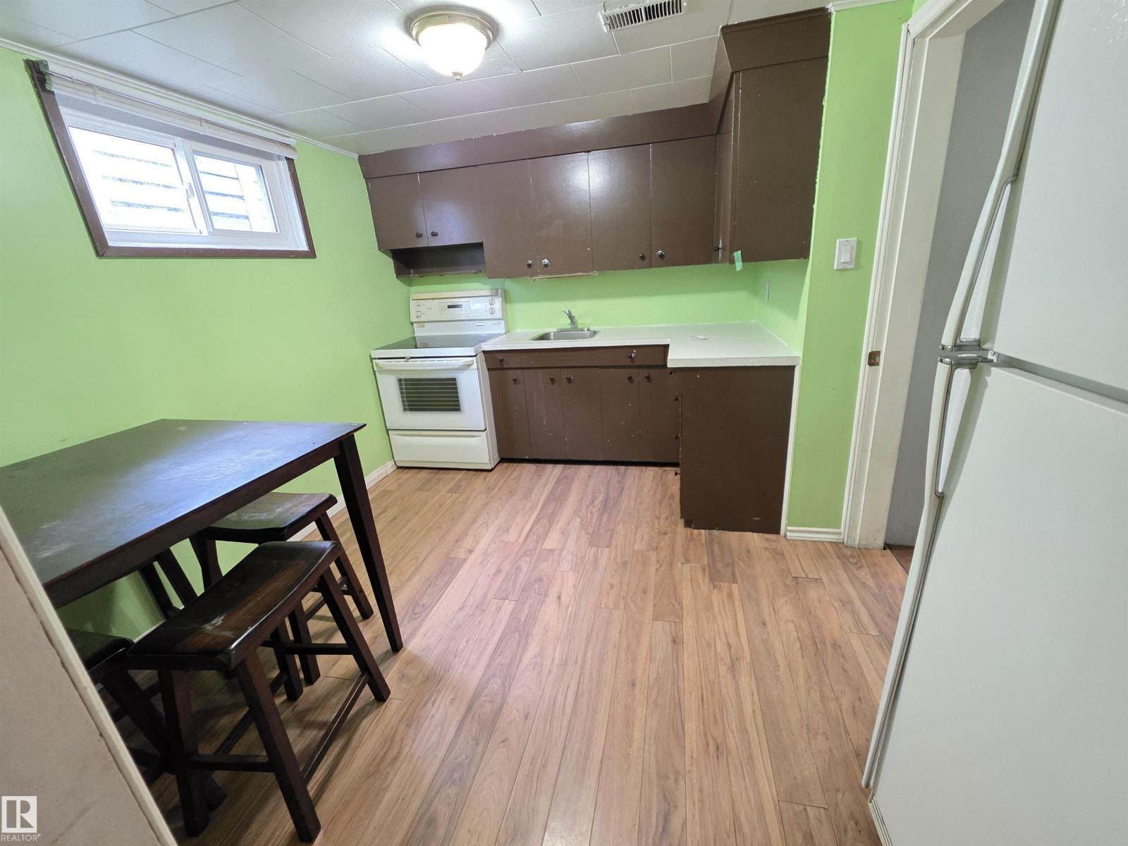 Photo 16 of 11933 50 St Nw, Edmonton AB