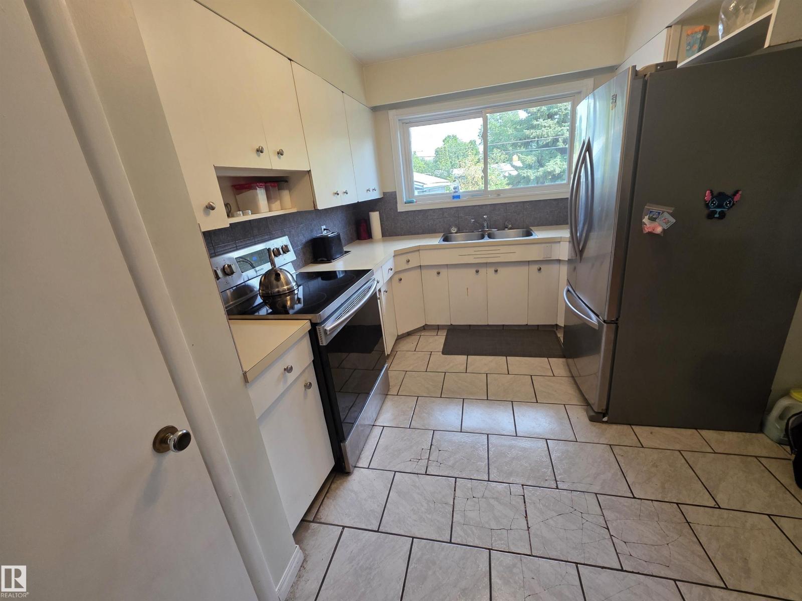 Photo 8 of 11933 50 St Nw, Edmonton AB
