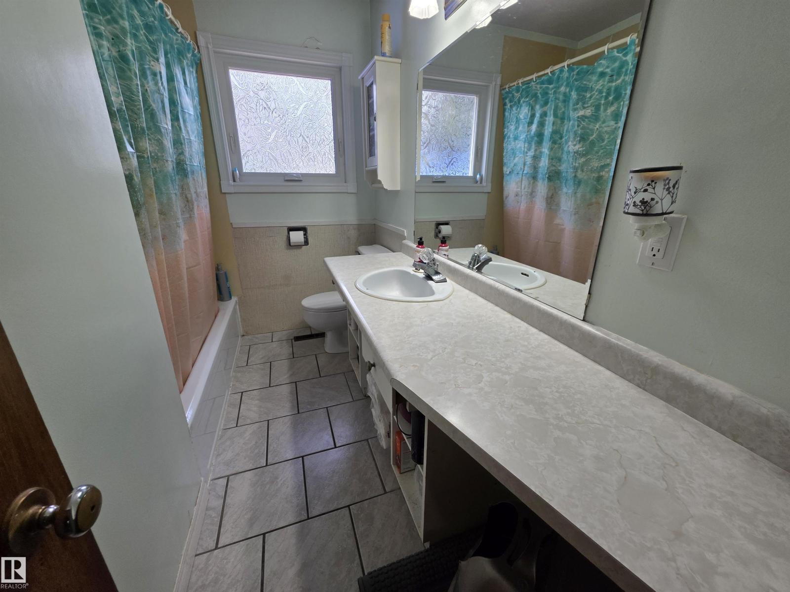 Photo 13 of 11933 50 St Nw, Edmonton AB