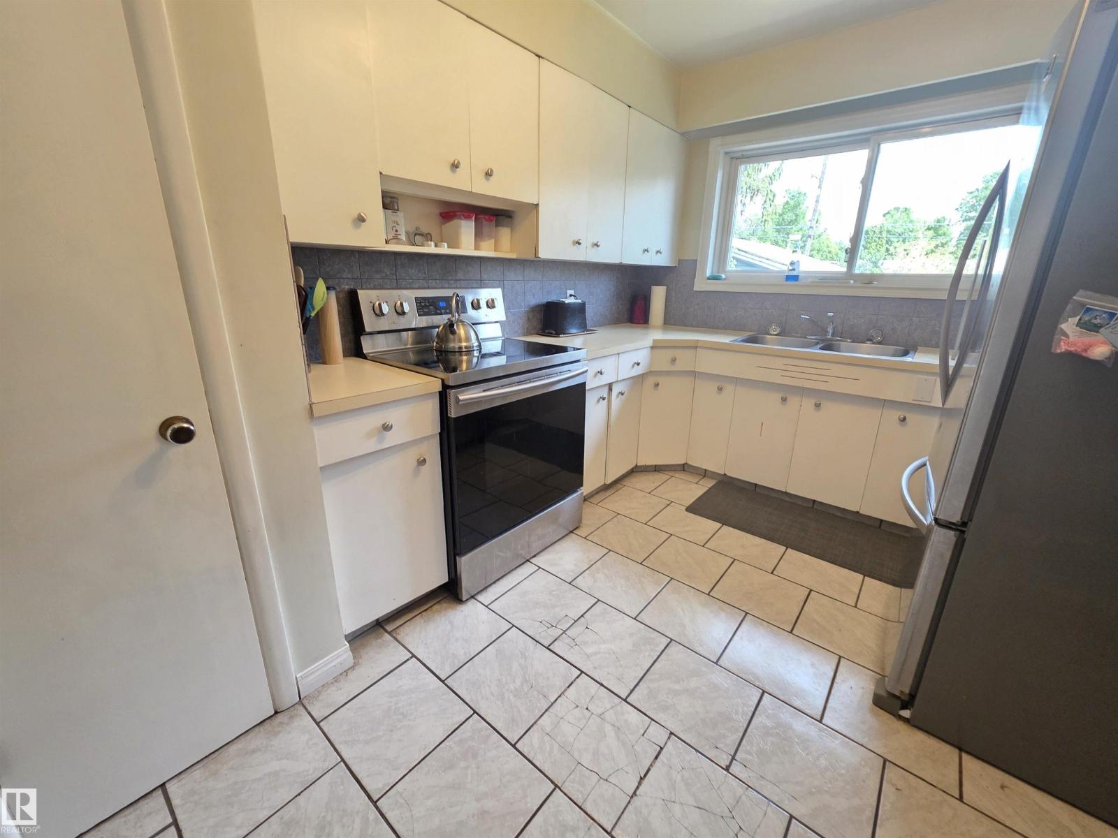 Photo 7 of 11933 50 St Nw, Edmonton AB