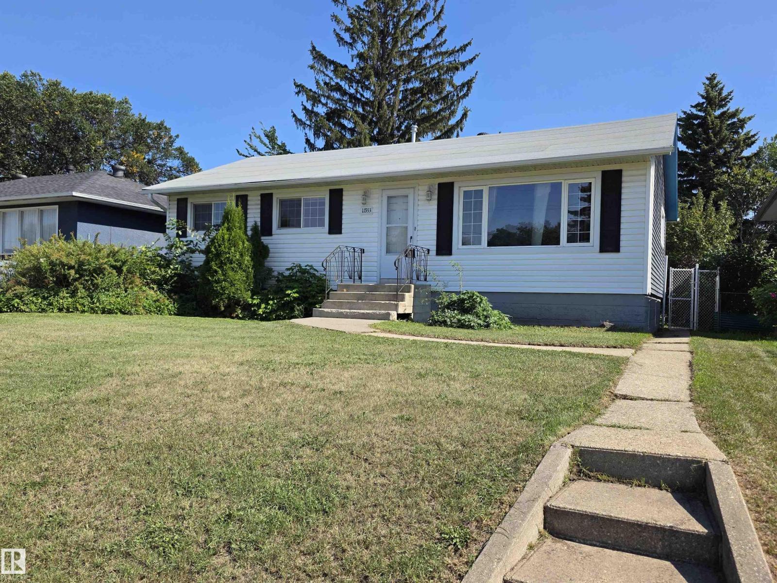 Photo 1 of 11933 50 St Nw, Edmonton AB