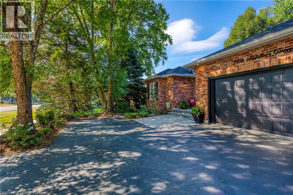 Photo 4 of 206 Fiddlers Green Road, Ancaster ON