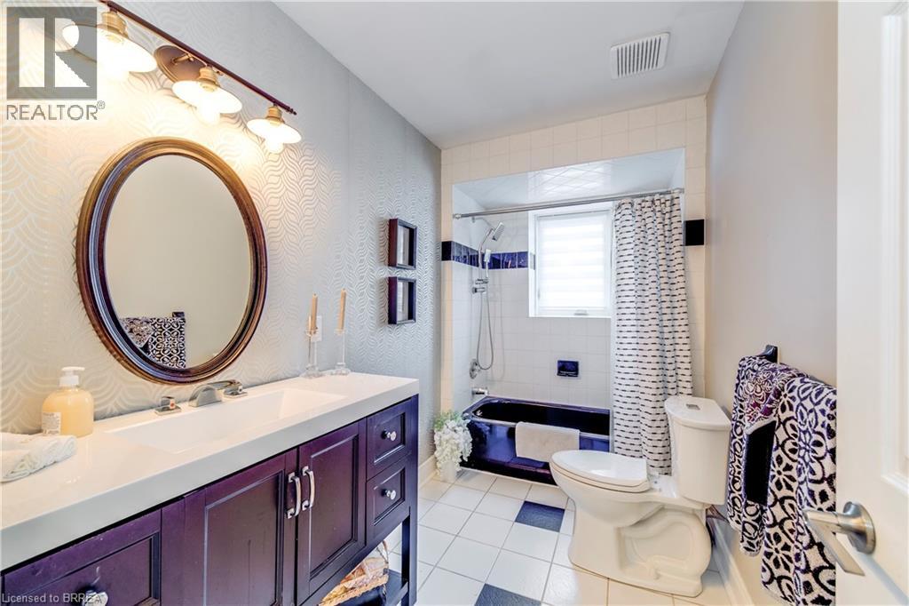 Photo 29 of 206 Fiddlers Green Road, Ancaster ON
