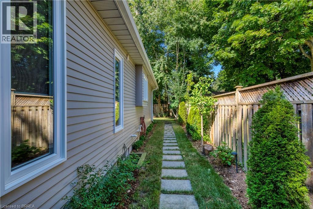 Photo 36 of 206 Fiddlers Green Road, Ancaster ON
