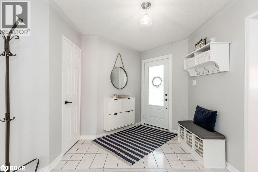 Photo 3 of 33 Etherington Crescent, Barrie ON