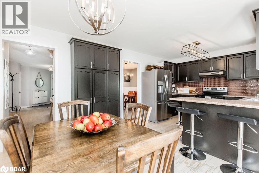 Photo 10 of 33 Etherington Crescent, Barrie ON
